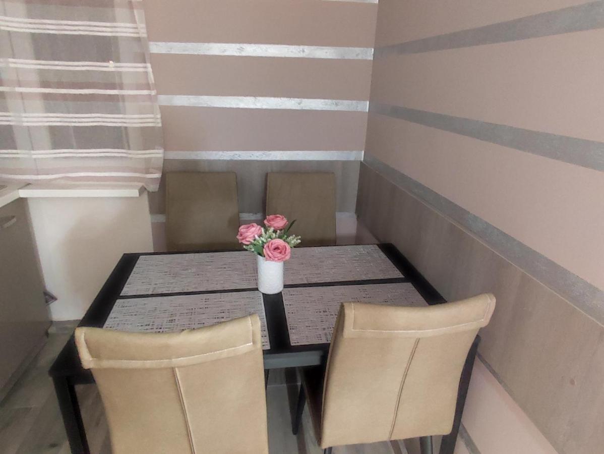 Midtown Apartment Орадя Екстер'єр фото