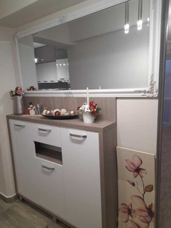 Midtown Apartment Орадя Екстер'єр фото